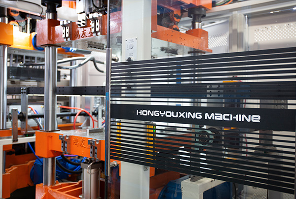 Termoformingsmaskin/plastkoppmaskin